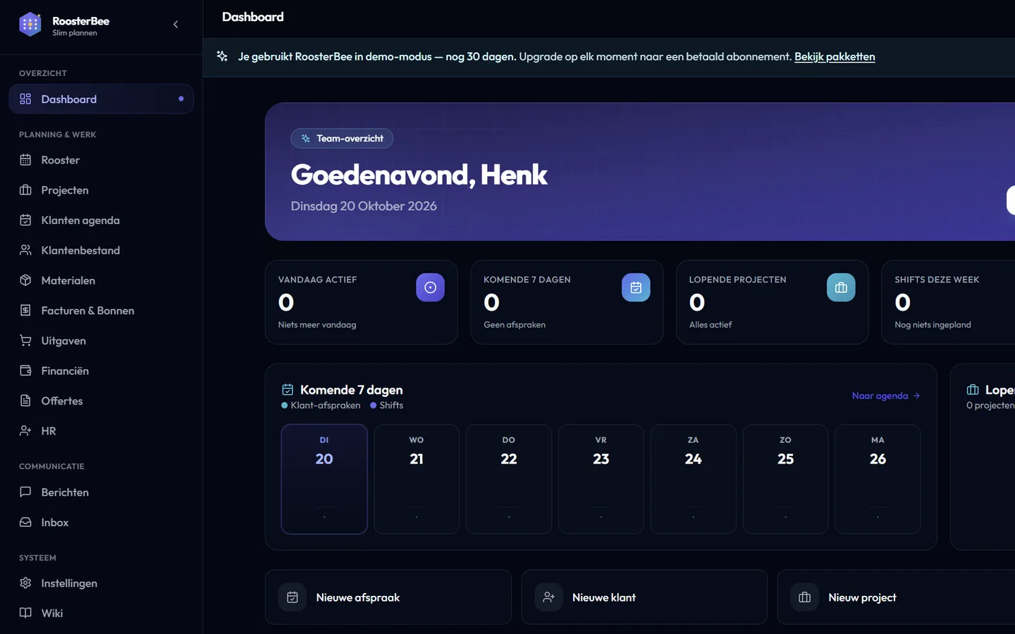 Dashboard van RoosterBee met snelle acties en het volledige menu — desktop